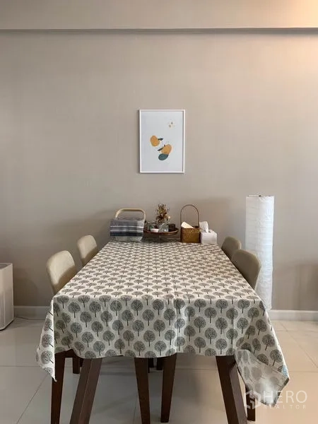 ทาวน์เฮาส์ ให้เช่าในKhlong Toei, Bangkok - มุมรับประทานอาหารสว่างไสว โต๊ะ 6 ที่นั่ง ผนังโทนกลาง