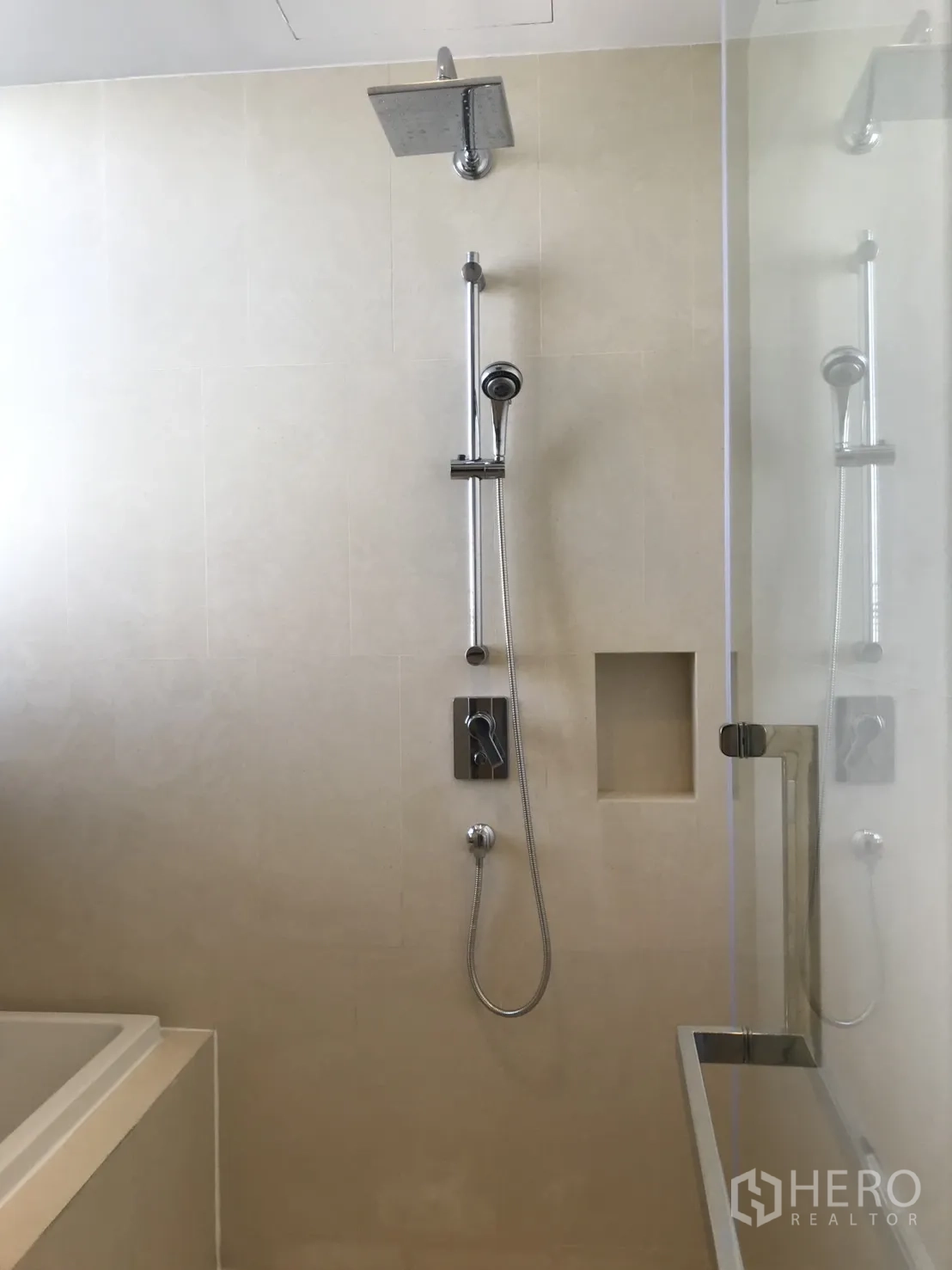 Condominium for rent in Watthana, Bangkok - Vanity with square basin, stone countertop and mirrored cabinet.