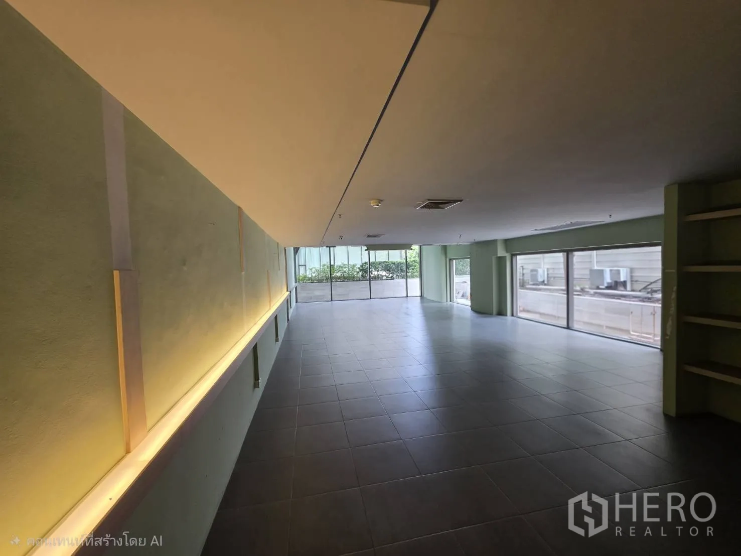 Retail Space for rent in Khlong Toei, Bangkok - Open space with cove lighting and wide windows along the side.