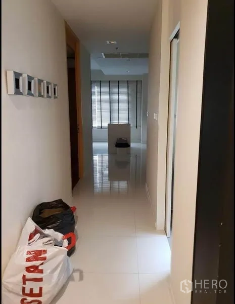 公寓 出租在Sathon, Bangkok - 明亮走廊，光亮地面通向带窗的起居区。