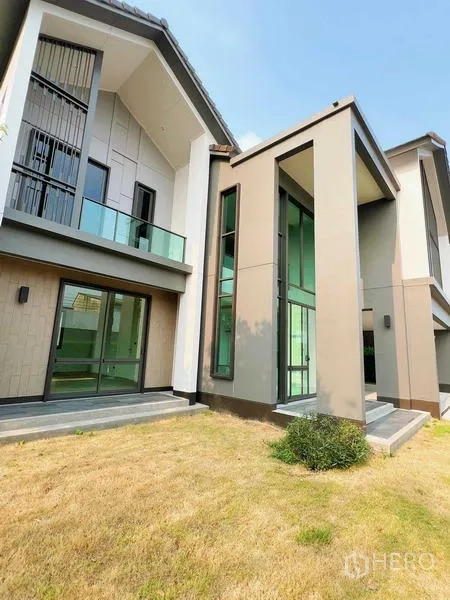 บ้าน ขายในBangkok Noi, Bangkok - ด้านข้างตัวบ้านพร้อมหน้าต่างสูงติดสนามหญ้าส่วนตัว