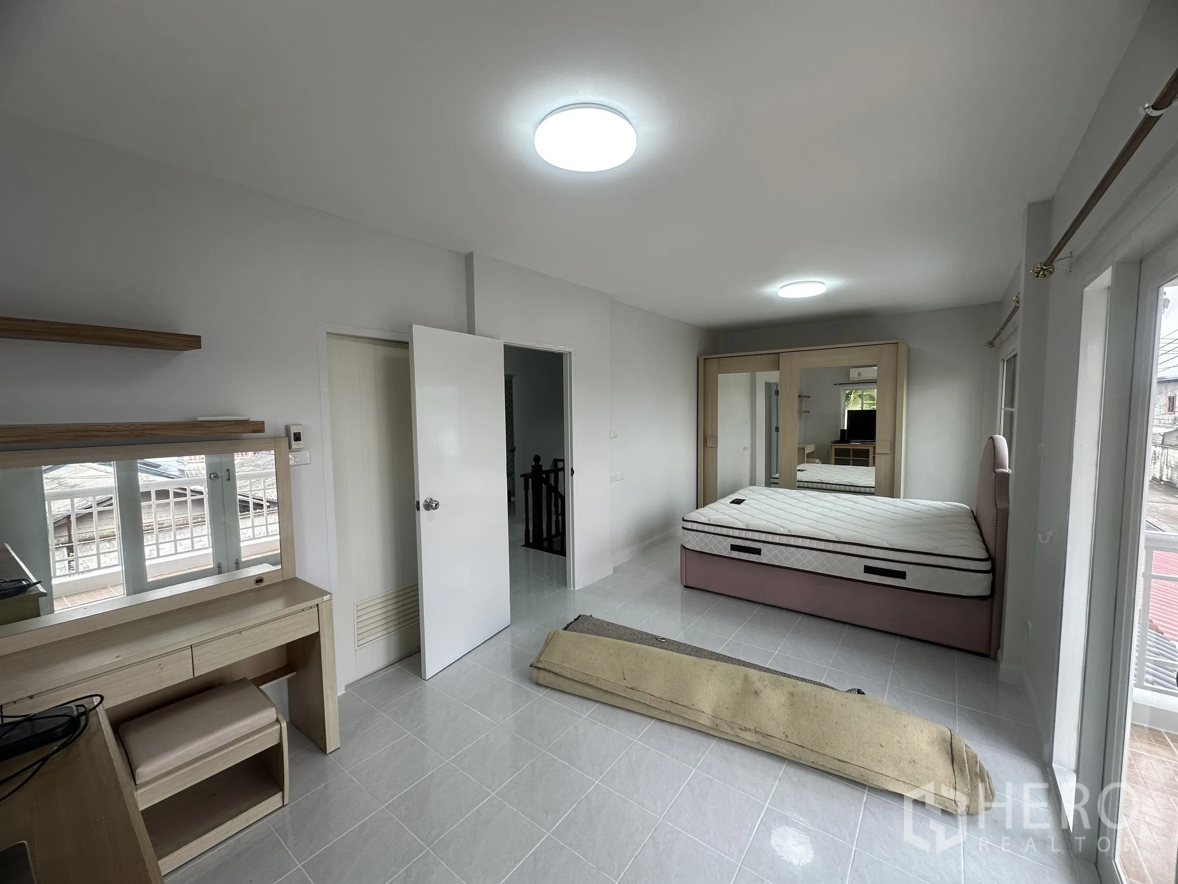 ทาวน์เฮาส์ ขายในLam Luk Ka, Pathum Thani - ห้องนอนมาสเตอร์ขนาดใหญ่ พร้อมโต๊ะเครื่องแป้ง ตู้เสื้อผ้า และเตียงคิง