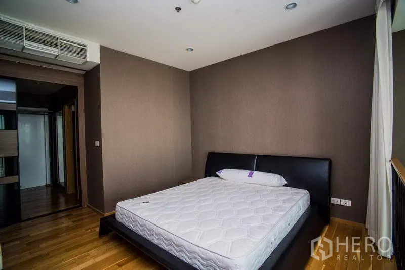 คอนโด ให้เช่าหรือขายในKhlong Toei, Bangkok - ห้องนอนอบอุ่น พื้นไม้ ไฟดาวน์ไลท์ พร้อมเครื่องปรับอากาศบิลท์อิน