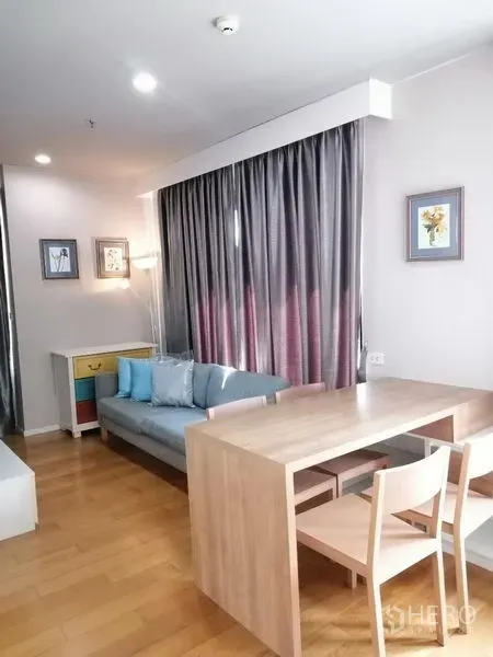 คอนโด ให้เช่าในWatthana, Bangkok - ห้องนั่งเล่นและรับประทานอาหารพื้นไม้ พร้อมผ้าม่านสีเทาและโซฟา ในคอนโดอ่อนนุช