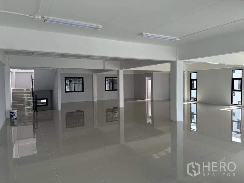 คลังสินค้า ให้เช่าในBang Phli, Samut Prakan - พื้นที่สำนักงานแบบเปิด มีหน้าต่าง บันได และพื้นกระเบื้องเงา