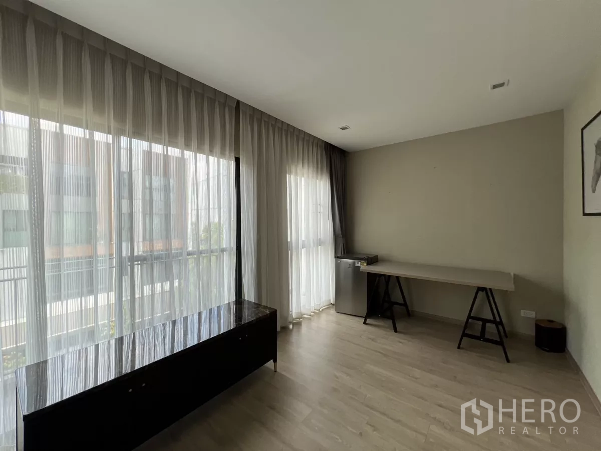 ทาวน์เฮาส์ ให้เช่าในSuan Luang, Bangkok - ห้องอเนกประสงค์ หน้าต่างกว้าง ม่านโปร่ง และโต๊ะทำงาน