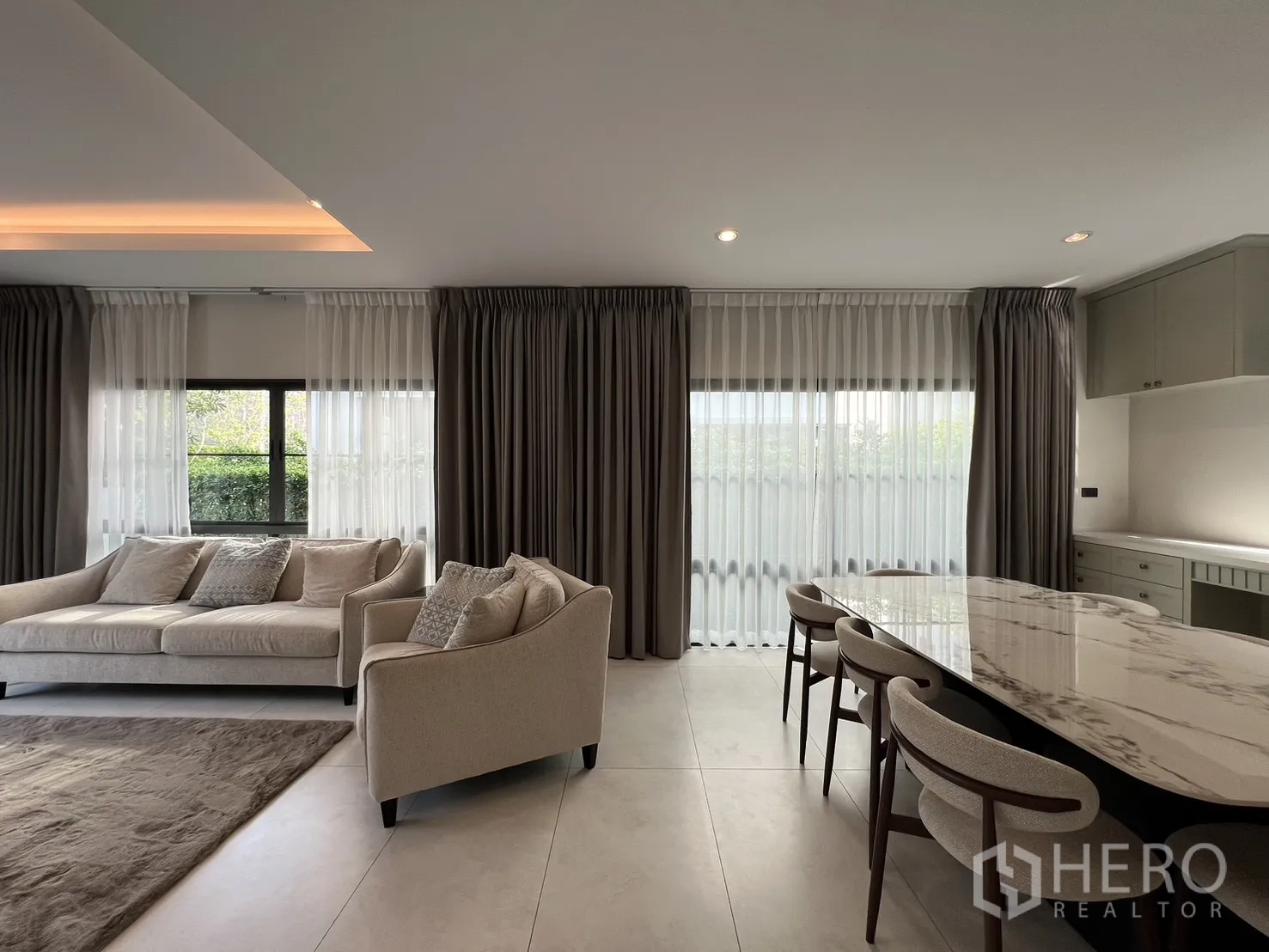 บ้านเดี่ยว for rent in Bang Phli, Samut Prakan - พื้นที่นั่งเล่นและทานอาหารแบบเปิด โต๊ะหินอ่อนและโซฟา