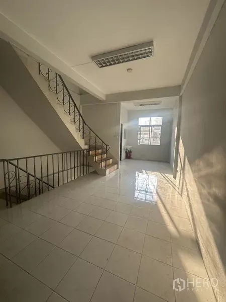 อาคารพาณิชย์ ให้เช่าในKhlong Toei, Bangkok - โถงบันไดปูพื้นกระเบื้องสว่างพร้อมราวเหล็กและแสงธรรมชาติ.