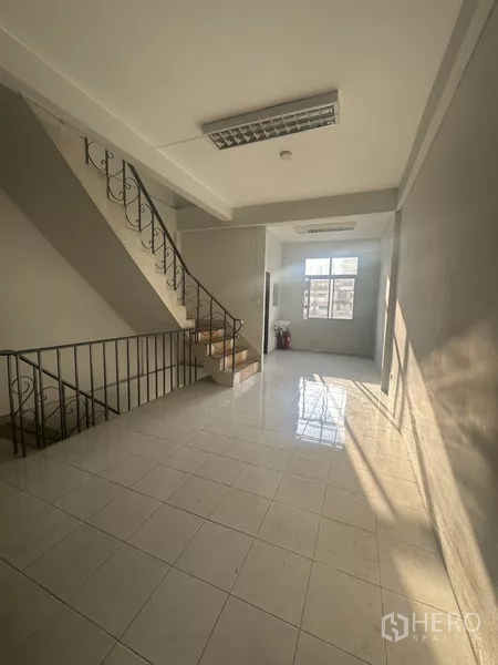 อาคารพาณิชย์ ให้เช่าในKhlong Toei, Bangkok - โถงบันไดปูพื้นกระเบื้องสว่างพร้อมราวเหล็กและแสงธรรมชาติ.