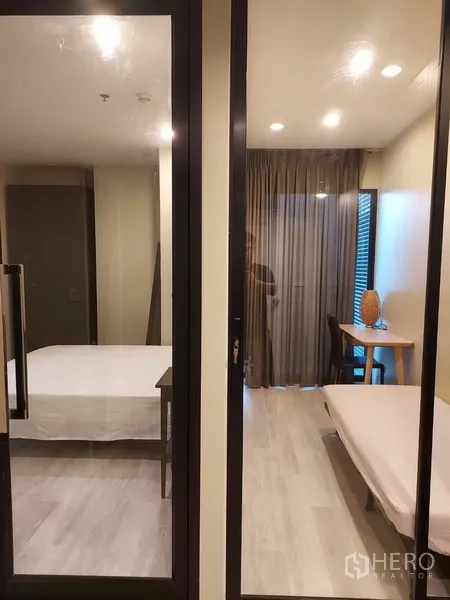 คอนโด ให้เช่าในPhaya Thai, Bangkok - ประตูกระจกบานเลื่อนกั้นโซนห้องนอนกับห้องทำงาน/เดย์เบด