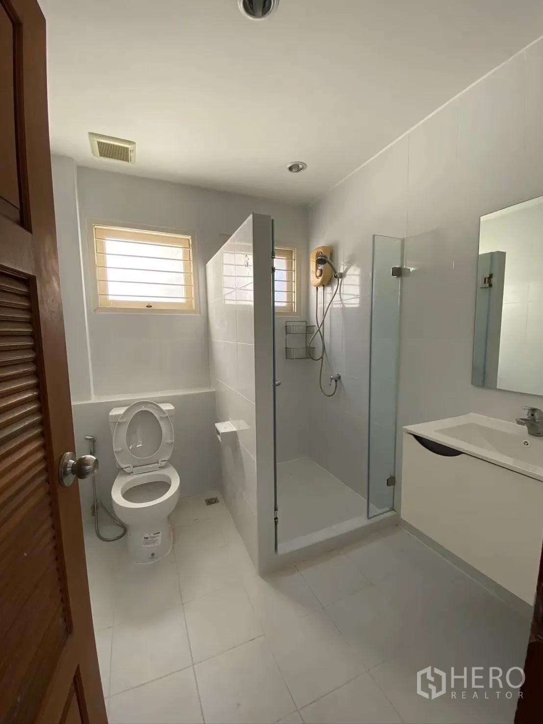 บ้าน ให้เช่าในWatthana, Bangkok - ห้องน้ำสะอาด มีส่วนอาบน้ำกระจกและอ่างล้างหน้า