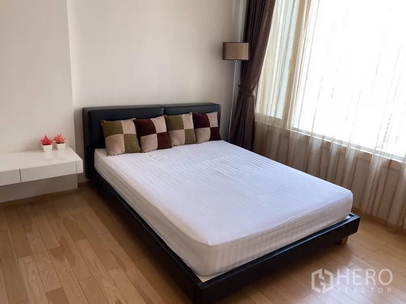 คอนโด ให้เช่าในKhlong Toei, Bangkok - ห้องนอนรับแสงธรรมชาติ เตียงควีนไซส์ พื้นไม้