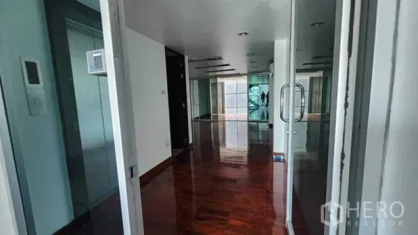 店屋 出租在Khlong Toei, Bangkok - 明亮的商铺楼层，玻璃门与抛光木地板，可作零售或办公室使用。