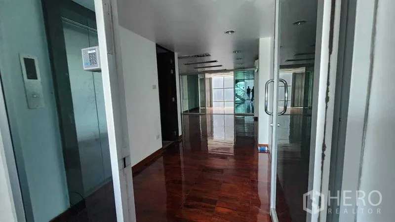 店屋 出租在Khlong Toei, Bangkok - 明亮的商铺楼层，玻璃门与抛光木地板，可作零售或办公室使用。