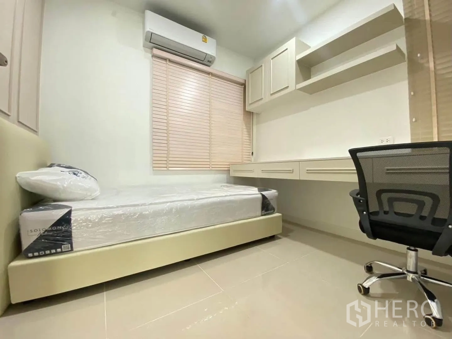 Detached House for rent in Mueang Samut Prakan, Samut Prakan - Guest room or study with single bed, desk, shelving, and chair.