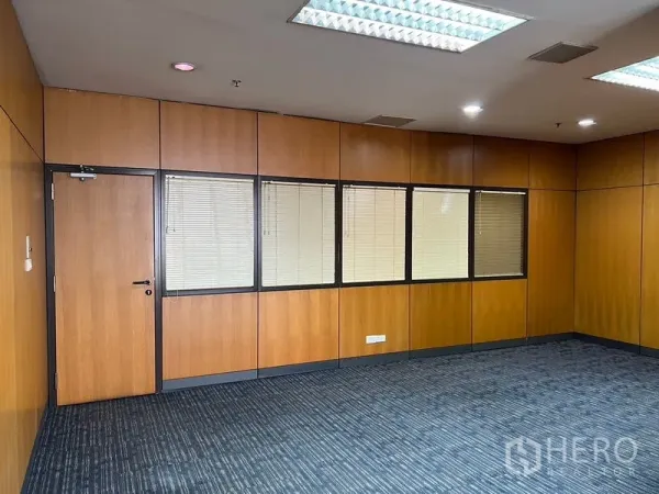 办公空间 出租 - 办公室内铺地毯，木质墙面，带百叶窗与嵌入式照明。