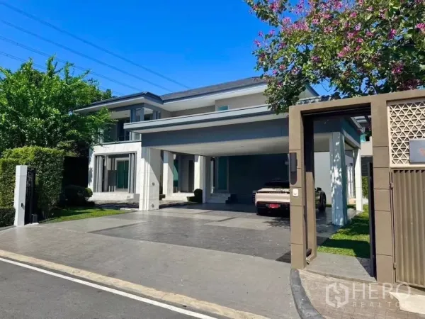 บ้าน ให้เช่าในLat Krabang, Bangkok - บ้านเดี่ยวสองชั้นสไตล์โมเดิร์น พร้อมโรงจอดรถและทางเข้ารั้ว