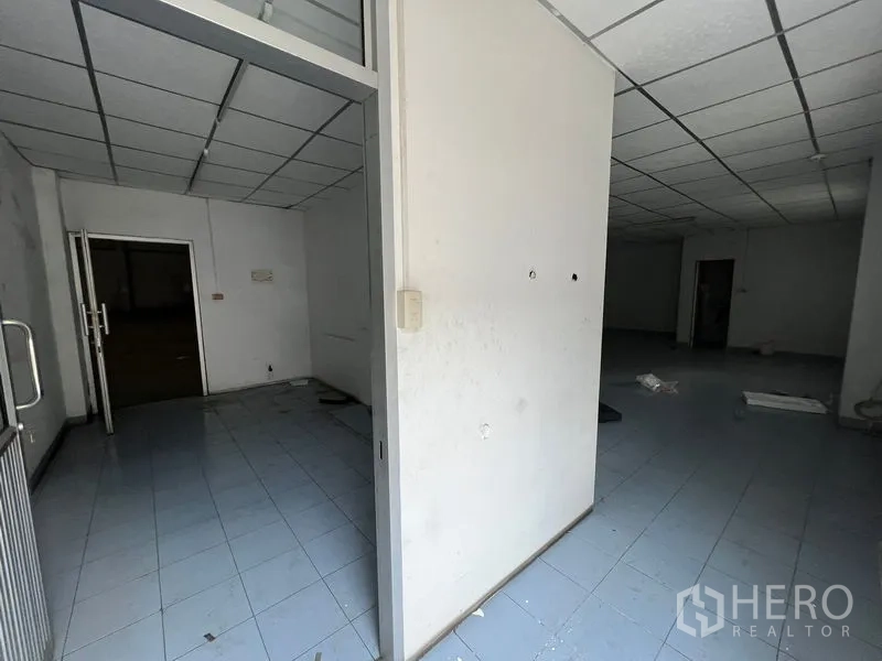 คลังสินค้า ให้เช่าในBang Sao Thong, Samut Prakan - โถงทางเข้าออฟฟิศ ประตูกระจกและผนังกั้น