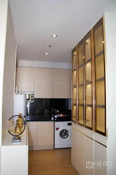 คอนโด ขาย - ครัวสไตล์แกลลีย์ ตู้กระจกกรอบทอง ตู้เย็น ไมโครเวฟ และเครื่องซักผ้า
