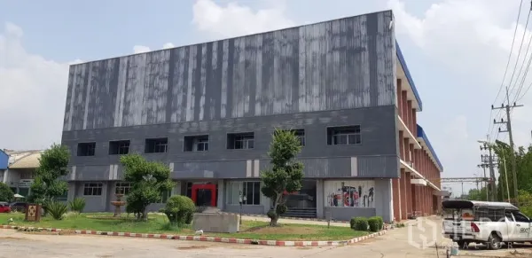 工厂 出租在Lat Krabang, Bangkok - 工业建筑外立面，多层结构，前方停车与绿化。