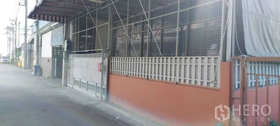 คลังสินค้า ให้เช่าหรือขายในMueang Samut Sakhon, Samut Sakhon - ด้านหน้าโกดังพร้อมรั้วและทางเข้าติดถนน