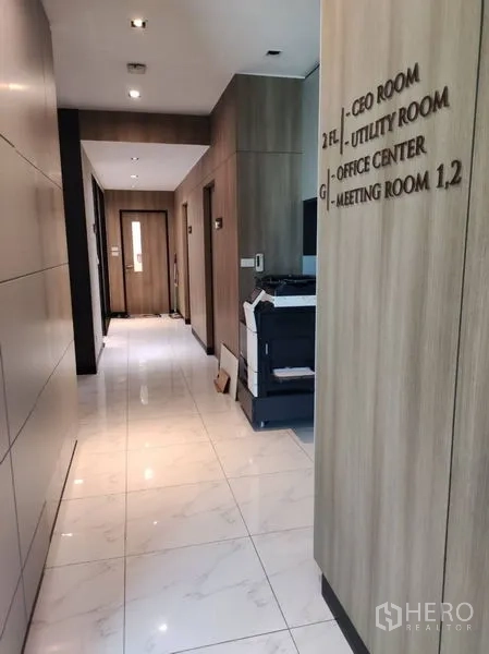 คลังสินค้า ขายในLat Krabang, Bangkok - โถงสำนักงาน พื้นลายหินอ่อน พร้อมป้ายบอกทิศทาง