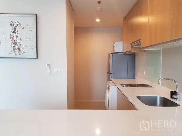 คอนโด ให้เช่าในRatchathewi, Bangkok - ครัวแกลเลอรี่สมัยใหม่ ตู้ไม้ เคาน์เตอร์สีขาว อ่างล้างจาน เตาไฟฟ้า ตู้เย็น และเครื่องซักผ้า