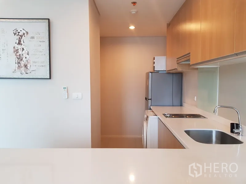 คอนโด ให้เช่าในRatchathewi, Bangkok - ครัวแกลเลอรี่สมัยใหม่ ตู้ไม้ เคาน์เตอร์สีขาว อ่างล้างจาน เตาไฟฟ้า ตู้เย็น และเครื่องซักผ้า