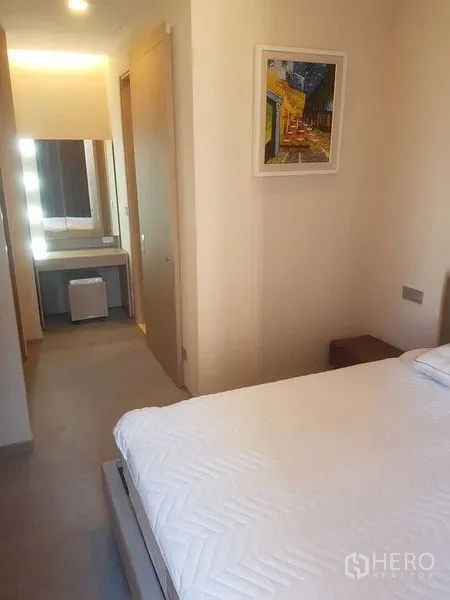 คอนโด ให้เช่าในWatthana, Bangkok - ห้องนอนอบอุ่นปูผ้าปูขาว เชื่อมไปยังโต๊ะเครื่องแป้งพร้อมกระจก