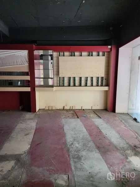 พื้นที่ขายปลีก ให้เช่าในKhlong Toei, Bangkok - ผนังชั้นโชว์สินค้าบิวท์อินและส่วนที่ปิดทับภายในพื้นที่เปิดโล่ง