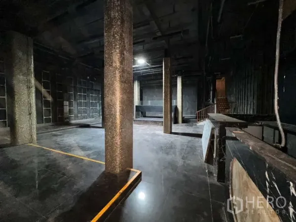 อาคารพาณิชย์ ให้เช่า - พื้นที่โล่ง เสาพื้นผิวหิน เคาน์เตอร์บาร์ และสเตจปูกระเบื้อง