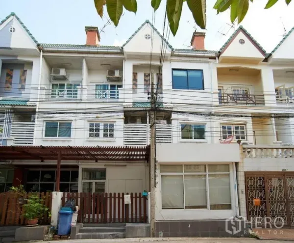 สำนักงานที่บ้าน ให้เช่าในWang Thonglang, Bangkok - ด้านหน้าทาวน์โฮมโฮมออฟฟิศ 3 ชั้น หลังคาสีเขียว พร้อมระเบียง ในย่านวังทองหลาง กรุงเทพฯ