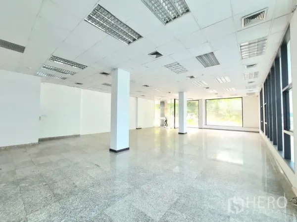 พื้นที่ขายปลีก ให้เช่าในSathon, Bangkok - โถงร้านค้าแบบโอเพ่นสเปซ มีเสากลาง พื้นมันเงา และหน้าต่างกระจกสูงติดถนนรับแสงธรรมชาติ