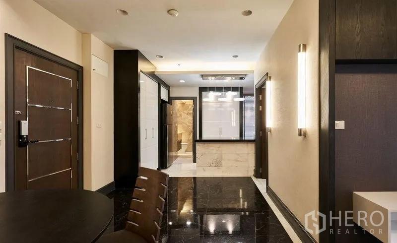 Condominium for sale in Ratchathewi, Bangkok - Entry hallway with glossy floors leading to the kitchen and bathroom in an upscale condominium.