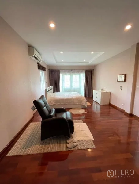 独立式住宅 出租 - 主卧空间宽大，木地板，床与休闲椅，吊顶与大窗户。