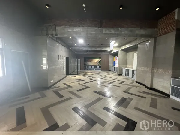 零售空间 出租在Suan Luang, Bangkok - 宽敞大厅，鱼骨纹地砖，外露混凝土顶与射灯。
