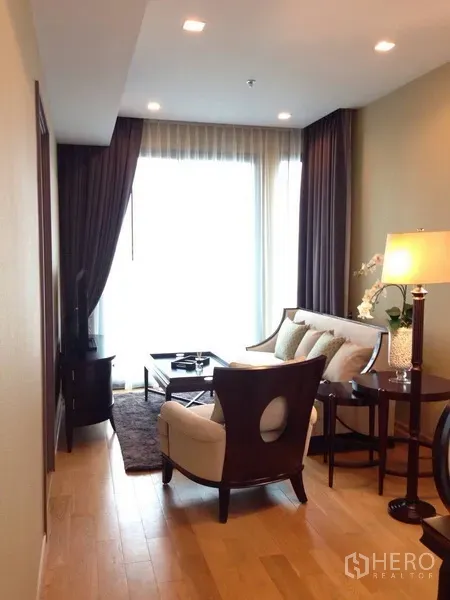 คอนโด ให้เช่าในKhlong Toei, Bangkok - ห้องนั่งเล่นสว่าง มีหน้าต่างสูงจรดเพดาน ชุดโซฟาและโต๊ะกลาง