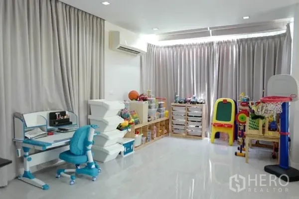 Detached House for sale in Pak Kret, Nonthaburi - Spacious multipurpose room arranged as a children’s playroom with storage and air conditioning.