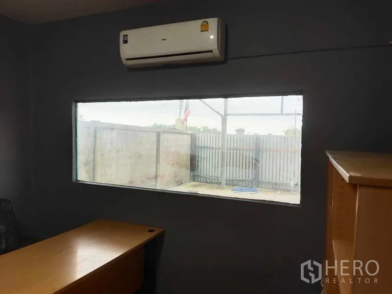 货栈 出售在Lam Luk Ka, Pathum Thani - 带空调的小型办公室，长窗与木质书桌