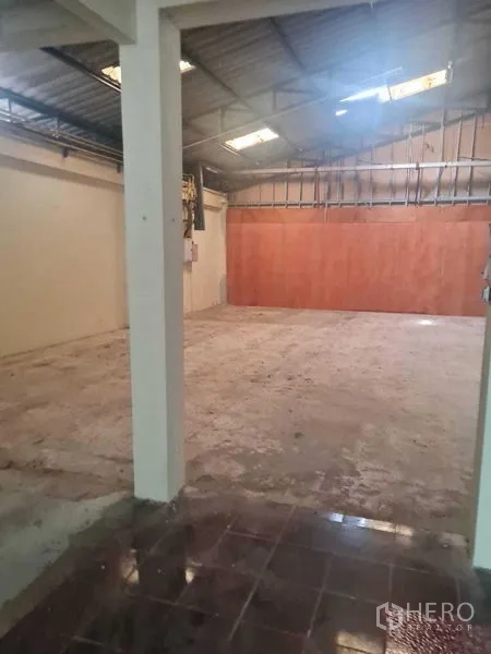 คลังสินค้า ให้เช่าในBang Yai, Nonthaburi - พื้นที่คลังสินค้ามีเสา หลังคาสูง และผนังกั้นไม้อัด