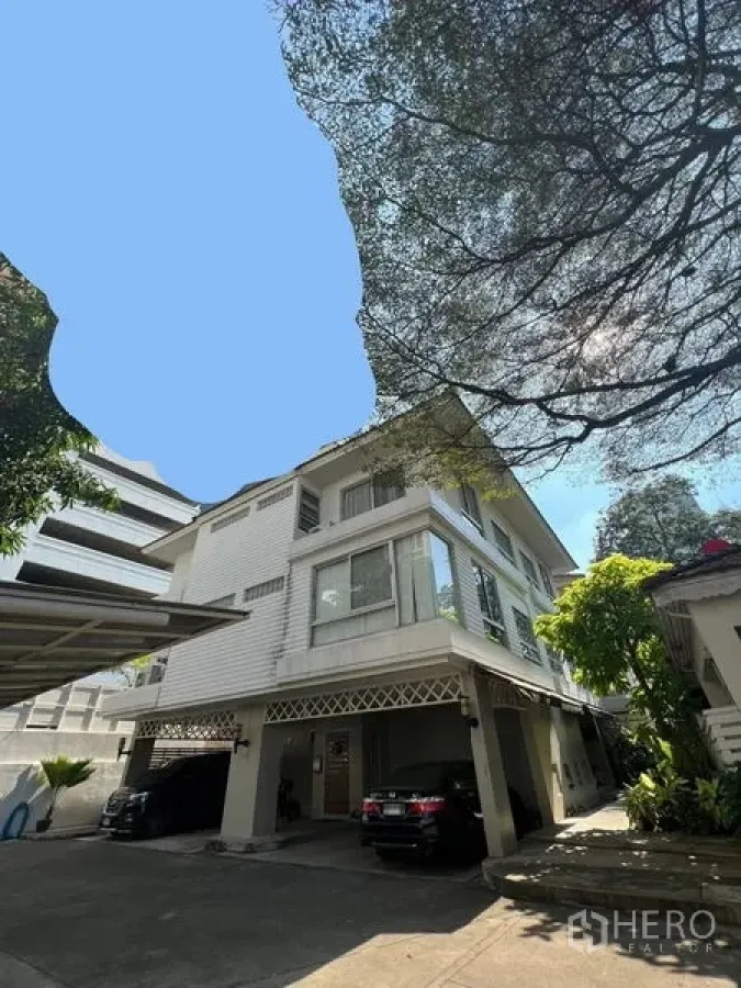 ทาวน์เฮาส์ ให้เช่าในKhlong Toei, Bangkok - ทาวน์เฮ้าส์สูงสามชั้น ด้านหน้าเป็นที่จอดรถมีร่มไม้ ในย่านสุขุมวิท
