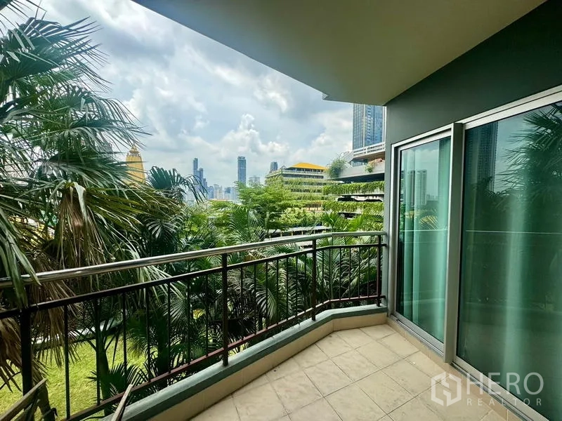 คอนโด ให้เช่าในHuai Khwang, Bangkok - ระเบียงมีราวกันตก มองเห็นสวนทรอปิคอลและวิวเมืองกรุงเทพฯ