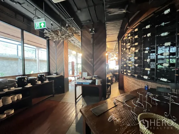 พื้นที่ขายปลีก ให้เช่าในWatthana, Bangkok - มุมบุฟเฟต์และบาร์ ผนังลายก้างปลา ชั้นวางไวน์ และหน้าต่างบานใหญ่