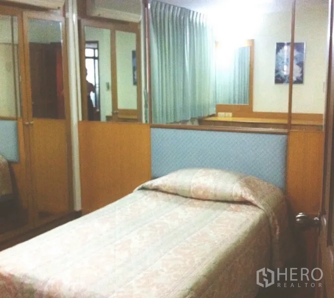 Condominium for rent in Watthana, Bangkok - Compact guest bedroom with a single bed and mirrored wardrobes.