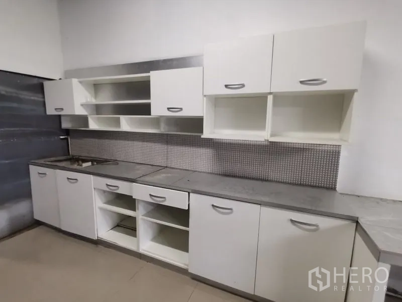 零售空间 出租在Bueng Kum, Bangkok - 服务茶水间，带白色橱柜、水槽与储物