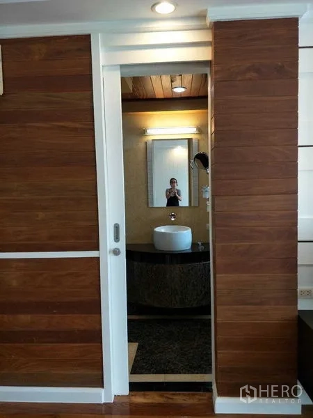 คอนโด ให้เช่าหรือขายในWatthana, Bangkok - ประตูบานเลื่อนสู่ห้องน้ำในตัว กรุกำแพงไม้โทนอุ่น