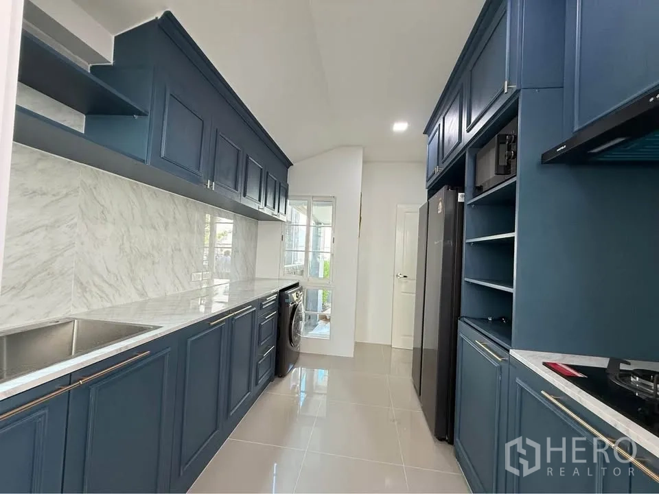 บ้านแฝด for rent in Mueang Samut Prakan, Samut Prakan - มุมครัวอีกด้าน พร้อมตู้สูง ช่องวางตู้เย็น และเครื่องซักผ้า