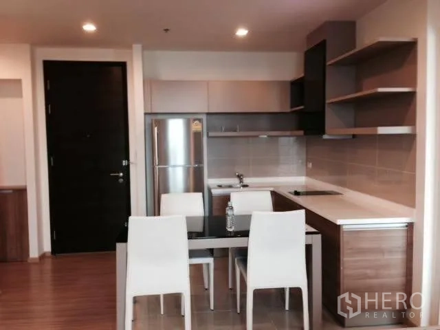 คอนโด ให้เช่าในKhlong Toei, Bangkok - ครัวเปิดสมัยใหม่ พร้อมตู้บิลท์อิน เตาไฟฟ้า ตู้เย็น และโต๊ะทานอาหาร 4 ที่นั่ง