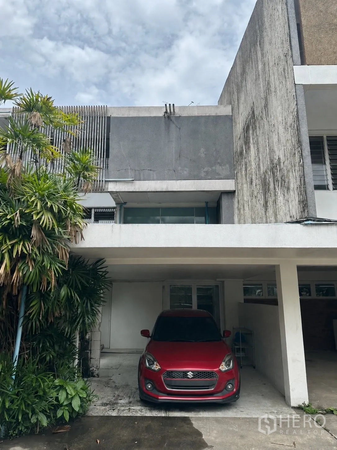 Office Space for rent in Phaya Thai, Bangkok - Building exterior with carport parking and a vehicle.