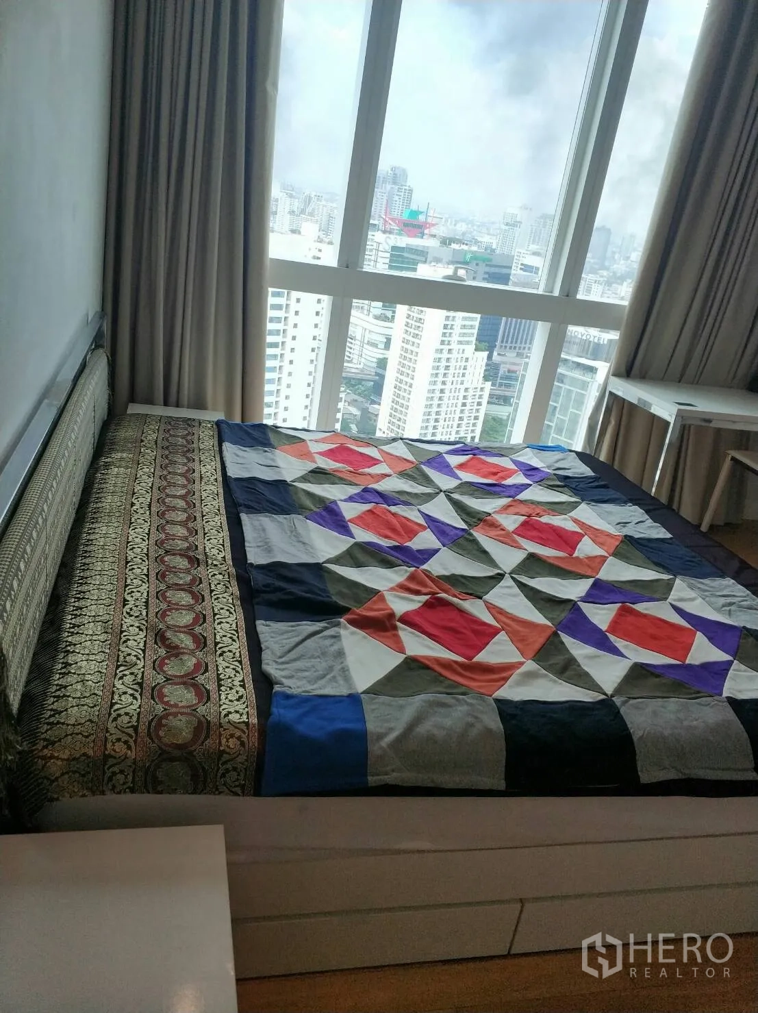 คอนโด ให้เช่าหรือขายในKhlong Toei, Bangkok - ห้องนอนพร้อมหน้าต่างสูงจรดเพดานมองเห็นวิวสกายไลน์กรุงเทพฯกว้างไกล